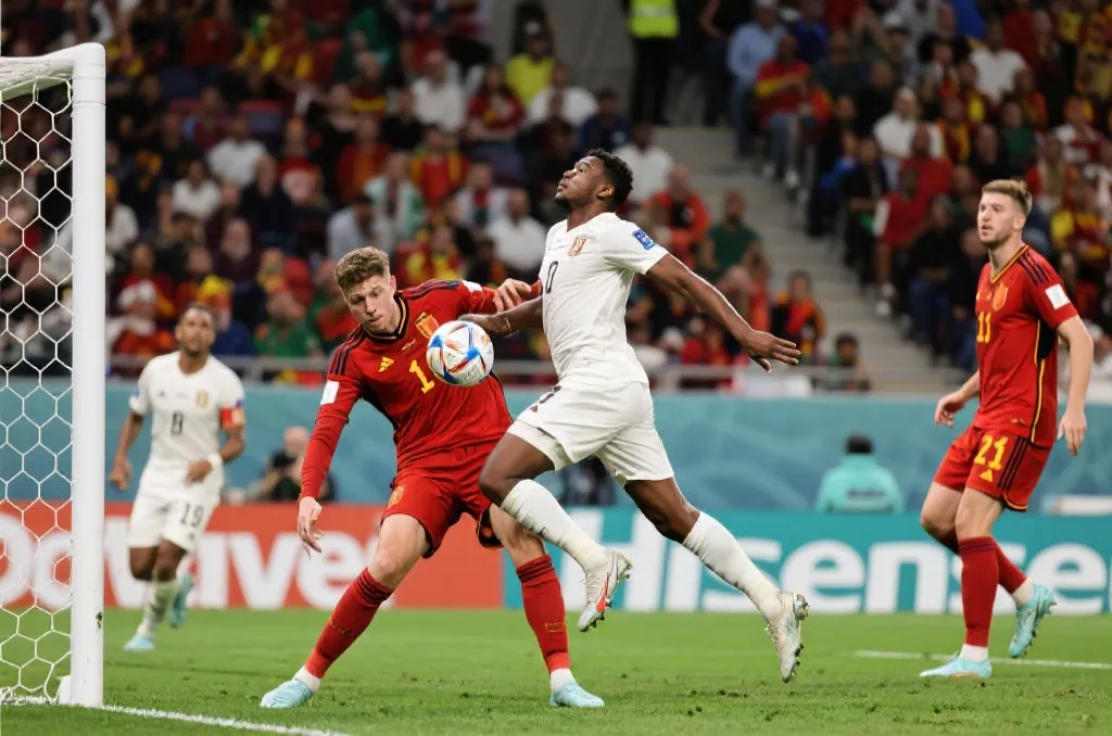 高强度联赛中的足球对抗